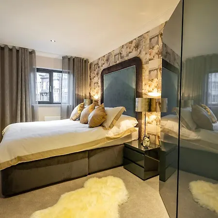 5 London Mews - With Free Parking