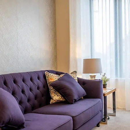 5 London Mews - With Free Parking *